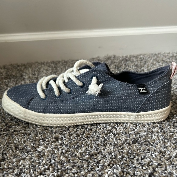 5/$25 Billabong women’s slip on memory foam insole fashion sneaker size 7 - Picture 5 of 8